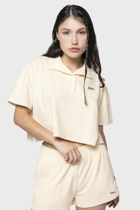 Geel gestreepte short van KAOTIKO, met bijpassende gestreepte crop top met korte mouwen en polokraag.