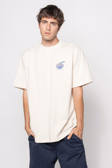 T-shirt à manches courtes écru de KAOTIKO avec petit logo bleu sur la poitrine, porté par un mannequin dans une photo lifestyle