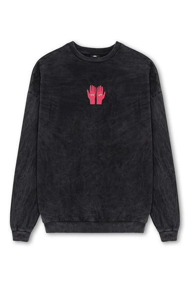 Pull noir à col rond de KAOTIKO, avec imprimé de mains roses avec des yeux sur la poitrine, texture acid-wash, vue de face