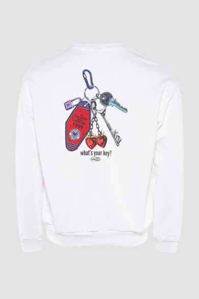 Witte sweater van KAOTIKO met opdruk van sleutels, een sleutelhanger en de tekst "what's your key?".
