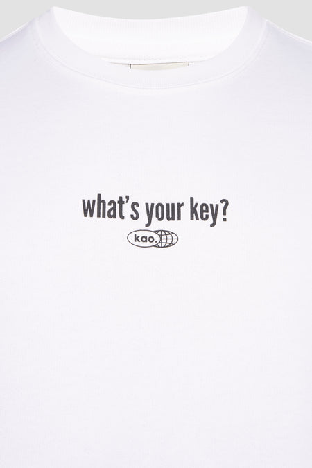 Witte sweater van KAOTIKO met zwarte tekstprint en een logo met een wereldbol.