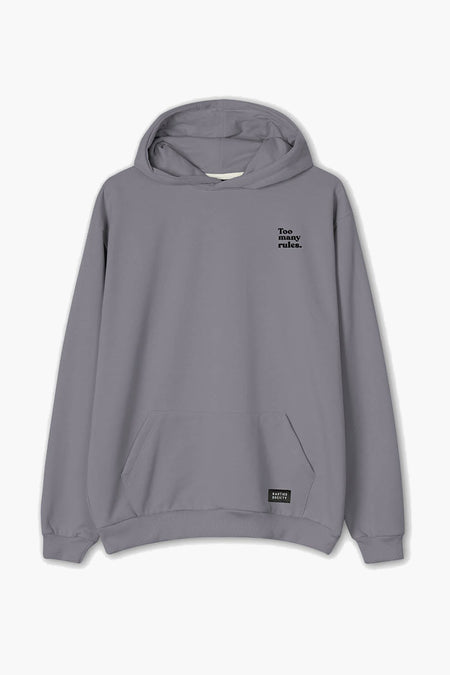 Pull-over gris avec capuche de KAOTIKO, avec poche et petit imprimé texte sur la po.