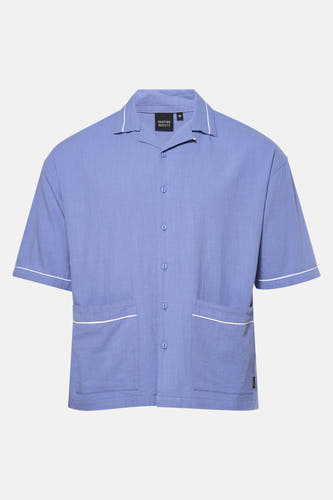 Blauw overhemd met korte mouwen van KAOTIKO, met witte accenten op de kraag en zakken.