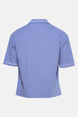 Blauw overhemd met korte mouwen van KAOTIKO, met witte bies aan de mouwen en kraag, achterkant.
