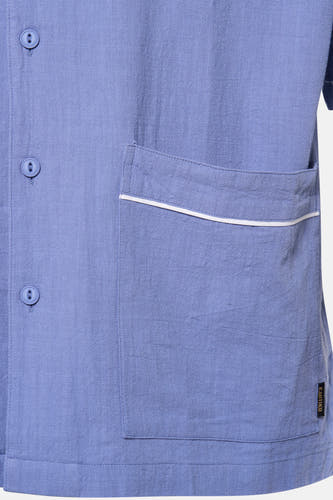 Blauw overhemd met korte mouwen van KAOTIKO, met borstzak en knopen.