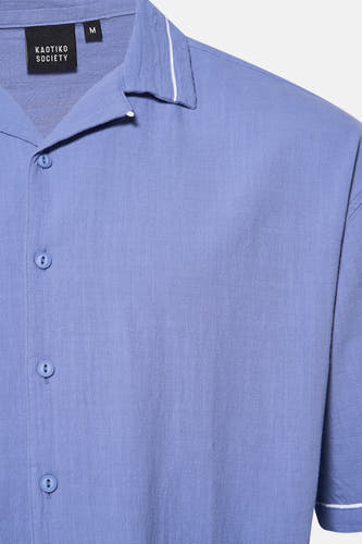 Blauw overhemd met korte mouwen van KAOTIKO, met een open kraag en knoopsluiting.