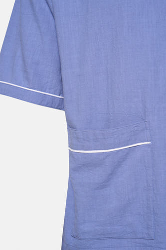 Blauw overhemd met korte mouwen van KAOTIKO, met borstzakje afgezet met witte bies.
