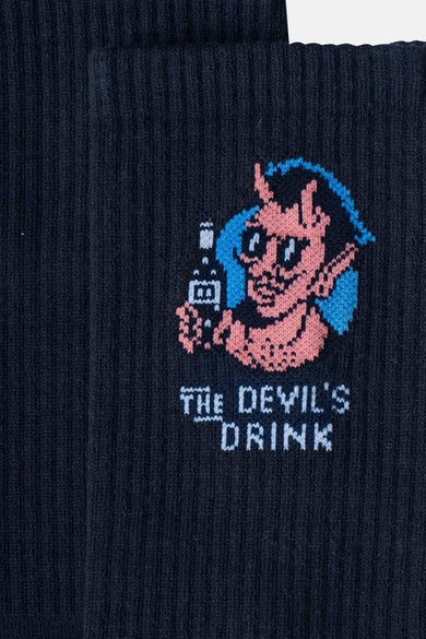 Donkerblauwe sokken van KAOTIKO met een geborduurd duivelsfiguur en de tekst "The Devil's Drink".
