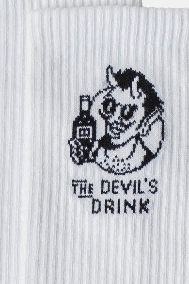 Witte sokken van KAOTIKO met een geborduurde afbeelding van een duivel met een drankfles.
