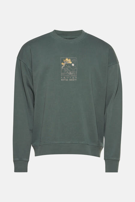 Groene sweater van KAOTIKO, met een grafische bergborduursel op de borst.
