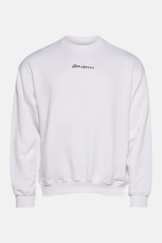 Witte sweater met ronde hals van KAOTIKO, met een subtiele 'Bon Appetit'-tekst op de borst.
