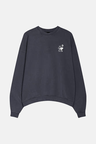 Pull-over bleu avec col rond de KAOTIKO, doté d'une petite impression blanche sur la poitrine.