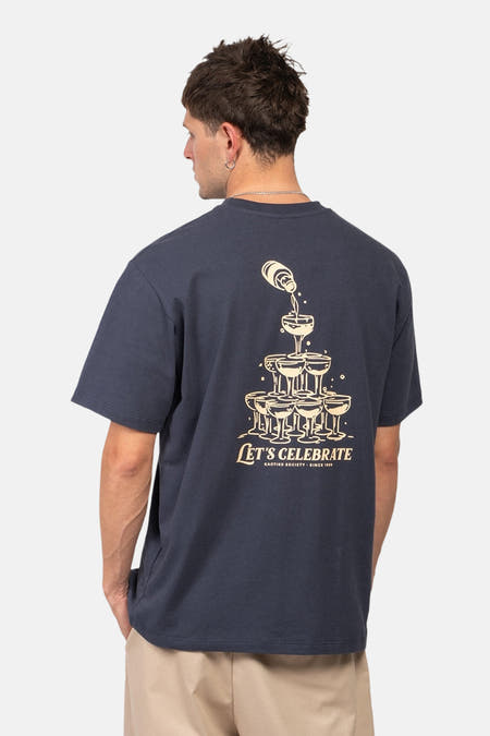 Blauw T-shirt met korte mouwen van KAOTIKO, met champagne toren illustratie op de achterkant.