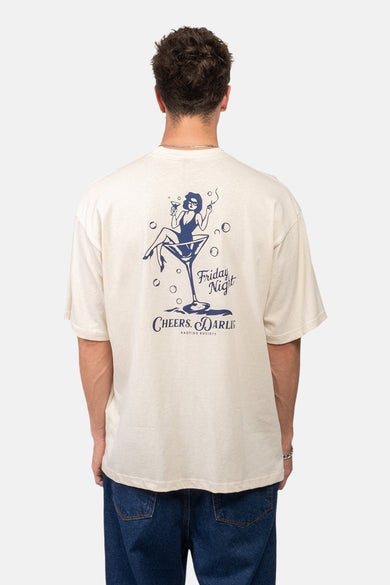 T-shirt écru à manches courtes de KAOTIKO, avec un imprimé d'une dame dans un verre de cocktail sur le dos.