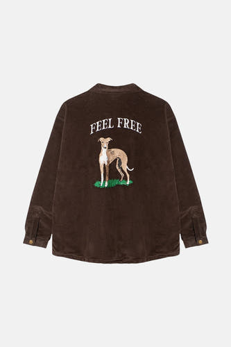 Bruine korte jas van KAOTIKO met 'Feel Free' tekst en een hondenafbeelding op de rug.