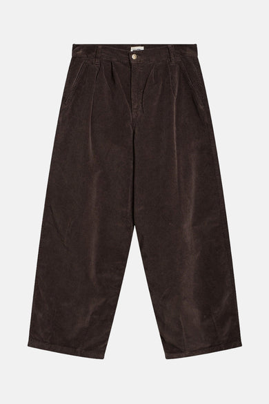 Bruine broek van KAOTIKO, gemaakt van corduroy, met een wijde pijp en plooien aan de voorkant.
