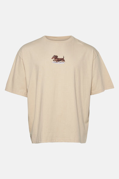 T-shirt écru à manches courtes de KAOTIKO, avec une image d'un chien.