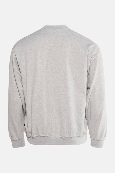Grijze sweater van KAOTIKO, achteraanzicht van effen sweatshirt met ronde hals en lange mouwen.
