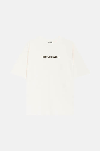 T-shirt écru à manches courtes de KAOTIKO, avec le texte noir "BEST JOB EVER" sur l'avant.