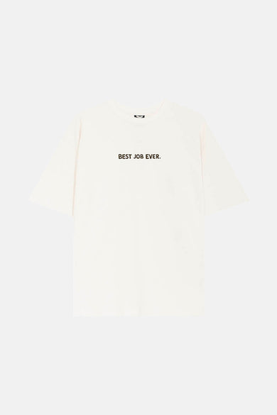 T-shirt écru à manches courtes de KAOTIKO, avec le texte noir "BEST JOB EVER" sur l'avant.