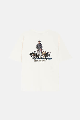 T-shirt écru à manches courtes de KAOTIKO, avec une impression d'un homme avec des chiens sur le dos.