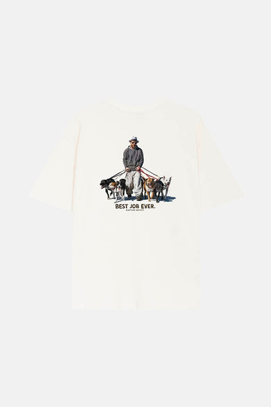 T-shirt écru à manches courtes de KAOTIKO, avec une impression d'un homme avec des chiens sur le dos.
