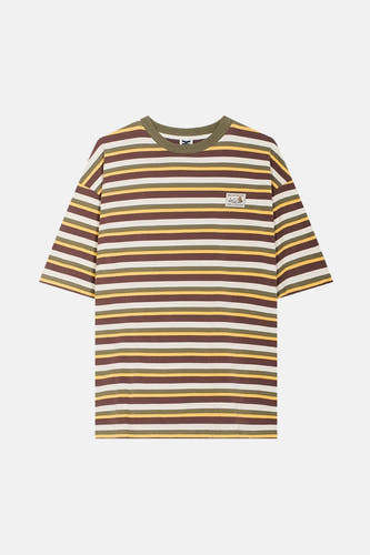 T-shirt multicolore à manches courtes de KAOTIKO, avec des rayures horizontales et un patch décoratif sur la poitrine.