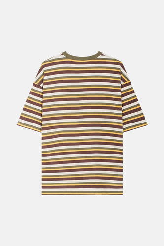 T-shirt multicolore à manches courtes de KAOTIKO, avec des rayures horizontales en marron, jaune, vert et blanc.