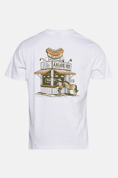 T-shirt blanc à manches courtes de KAOTIKO, avec une impression d'un stand de hotdogs sur le dos.