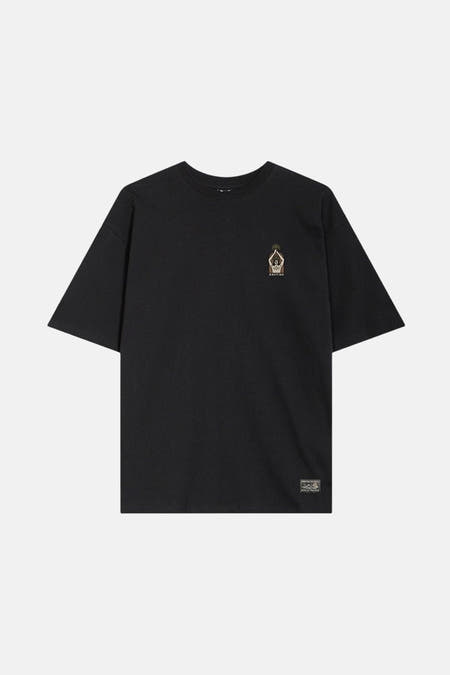 Zwart T-shirt met korte mouwen van KAOTIKO, met klein logo op de borst en een label aan de onderkant.