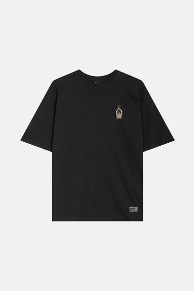 T-shirt noir à manches courtes de KAOTIKO, avec un petit logo sur la poitrine et une étiquette en bas.