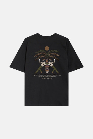 T-shirt noir à manches courtes de KAOTIKO, avec une illustration de deux figures et un palmier.
