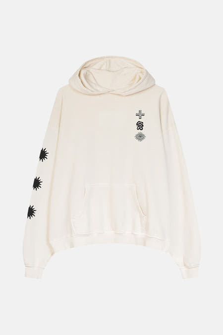 Ecru sweater met kap van KAOTIKO, met print op de voorzijde en de mouw.
