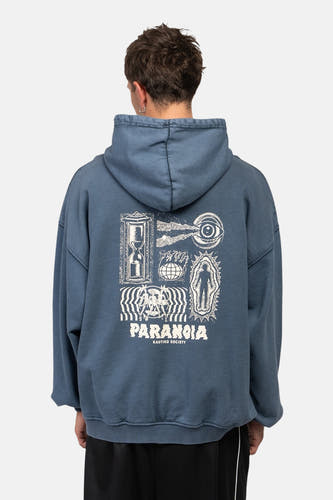 Blauwe sweater met kap van KAOTIKO met een grafische print op de rug.