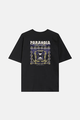 T-shirt noir à manches courtes de KAOTIKO, avec une impression graphique sur le dos comprenant un sable et du texte.