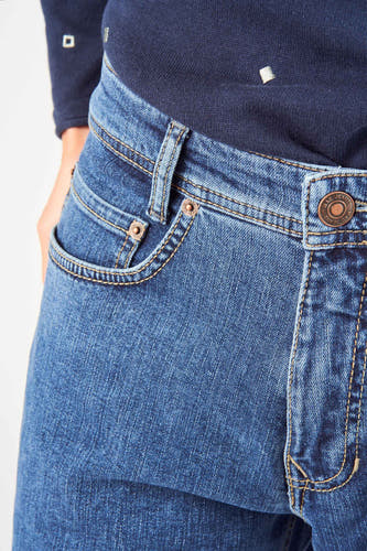 Middenblauwe rechte jeans van MAC, met decoratieve stiksels en een klassieke tailleband.