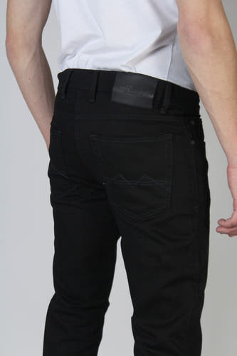 Jean droit en denim noir de MAC Jeans, avec des poches arrière et des passants.