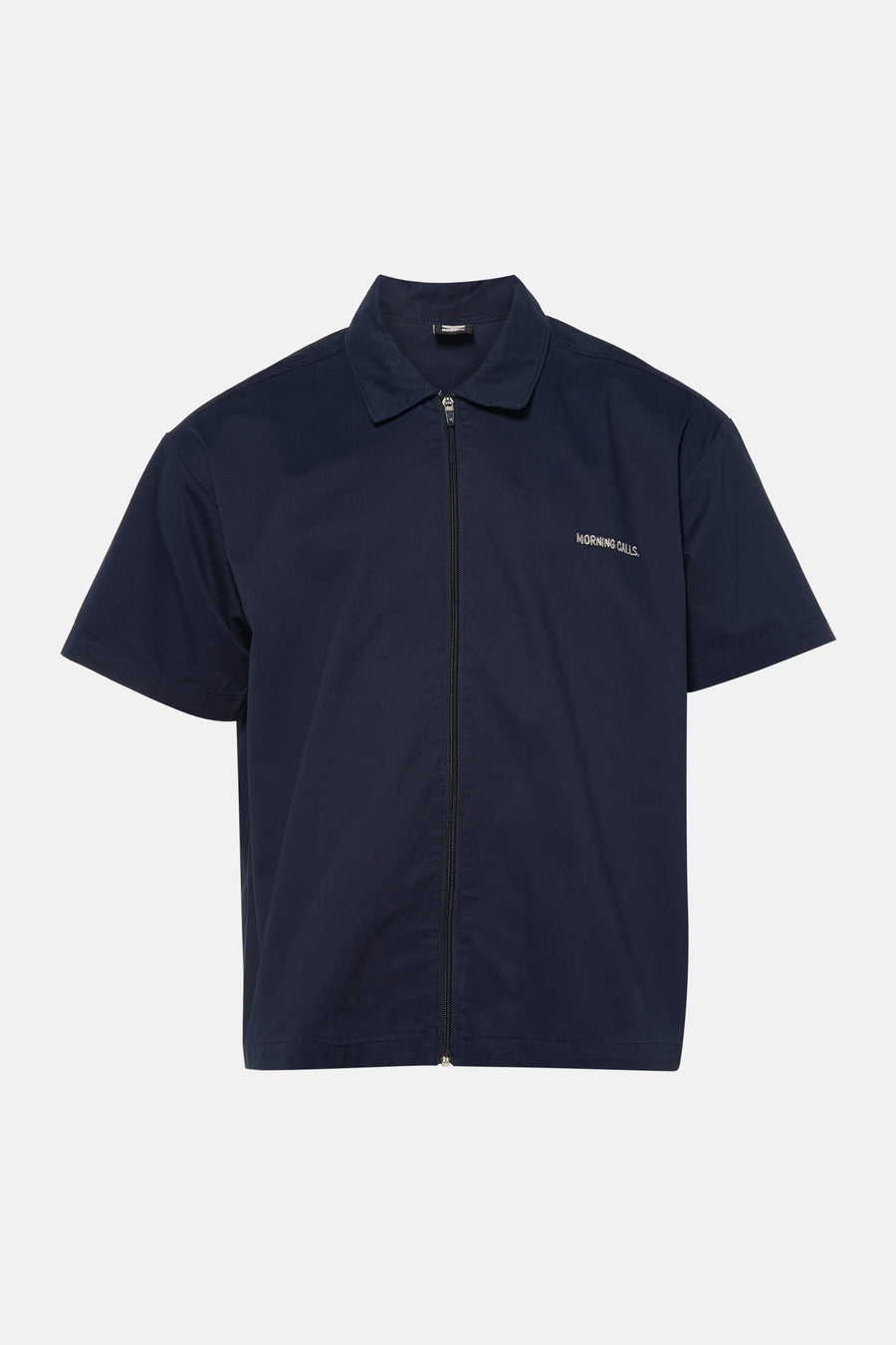 Blauw overhemd met korte mouwen van KAOTIKO, met een ritssluiting en de tekst "MORNING CALLS" op de borst.