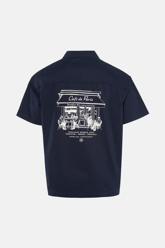 Blauw overhemd met korte mouwen van KAOTIKO, met witte print van een café op de achterkant.
