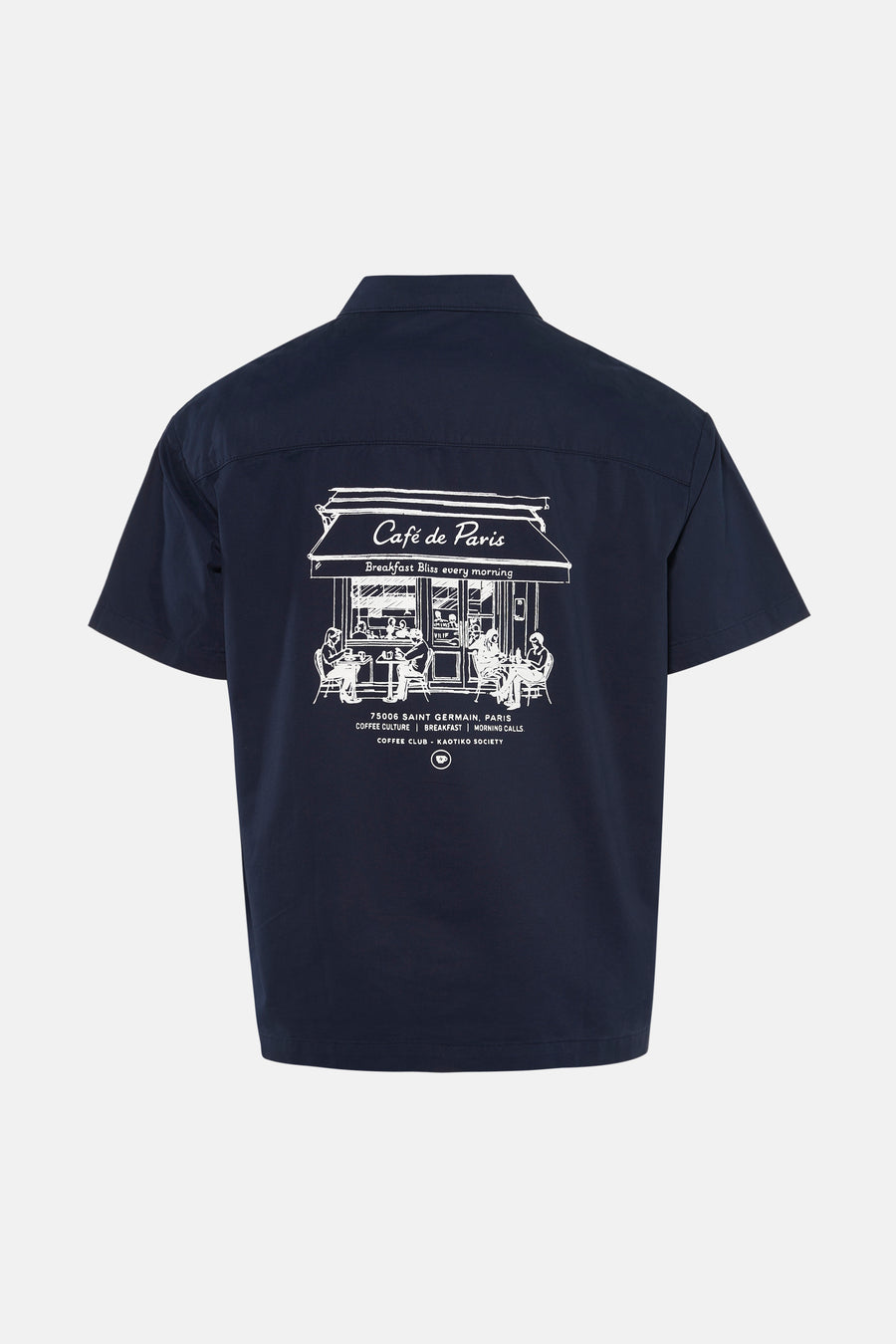 Blauw overhemd met korte mouwen van KAOTIKO, met witte print van een café op de achterkant.

