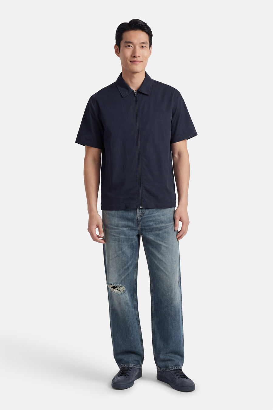 Blauw overhemd met korte mouwen van Kaotiko, met een ritssluiting en gedragen met blauwe jeans.