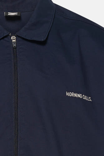 Blauw overhemd van KAOTIKO met korte mouwen, ritssluiting en "Morning Calls" geborduurd detail.
