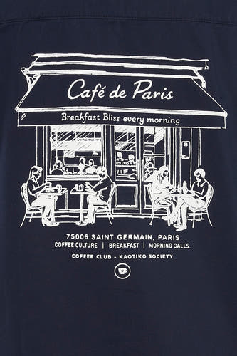 Blauw overhemd met korte mouwen van KAOTIKO, versierd met een witte print van een Parijs café.
