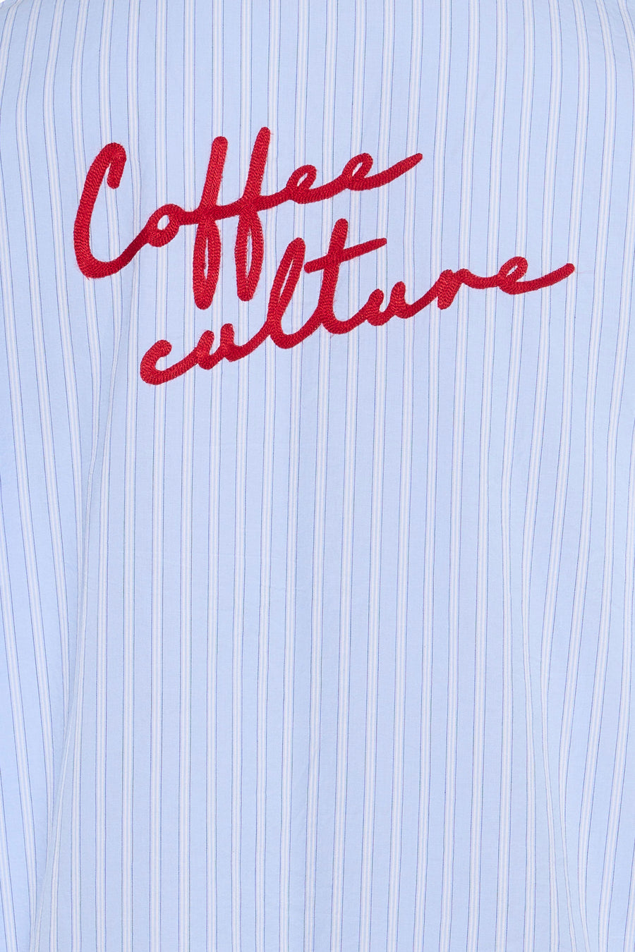 Blauw overhemd van KAOTIKO, met gestreepte textuur en rode tekst "Coffee Culture".
