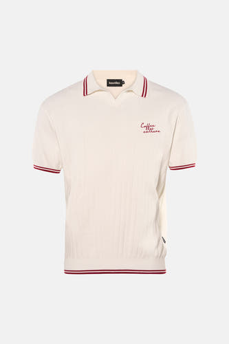 Witte polo van KAOTIKO, met korte mouwen, ribstructuur en een bordeauxrode streep aan de kraag, mouwen en onderkant.