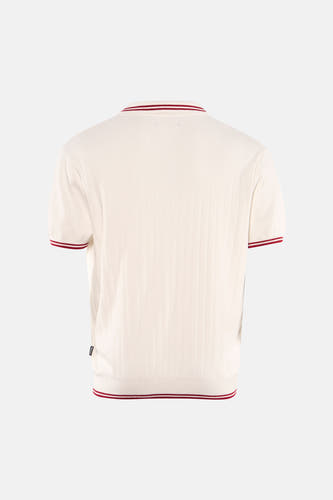 Witte polo van KAOTIKO met korte mouwen en ribgebreide textuur, afgewerkt met bordeauxrode biezen.
