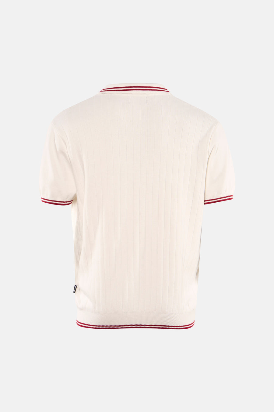 Witte polo van KAOTIKO met korte mouwen en ribgebreide textuur, afgewerkt met bordeauxrode biezen.

