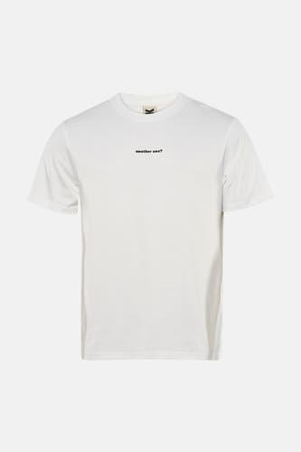 Wit T-shirt van KAOTIKO met korte mouwen en een kleine zwarte tekstprint op de borst.