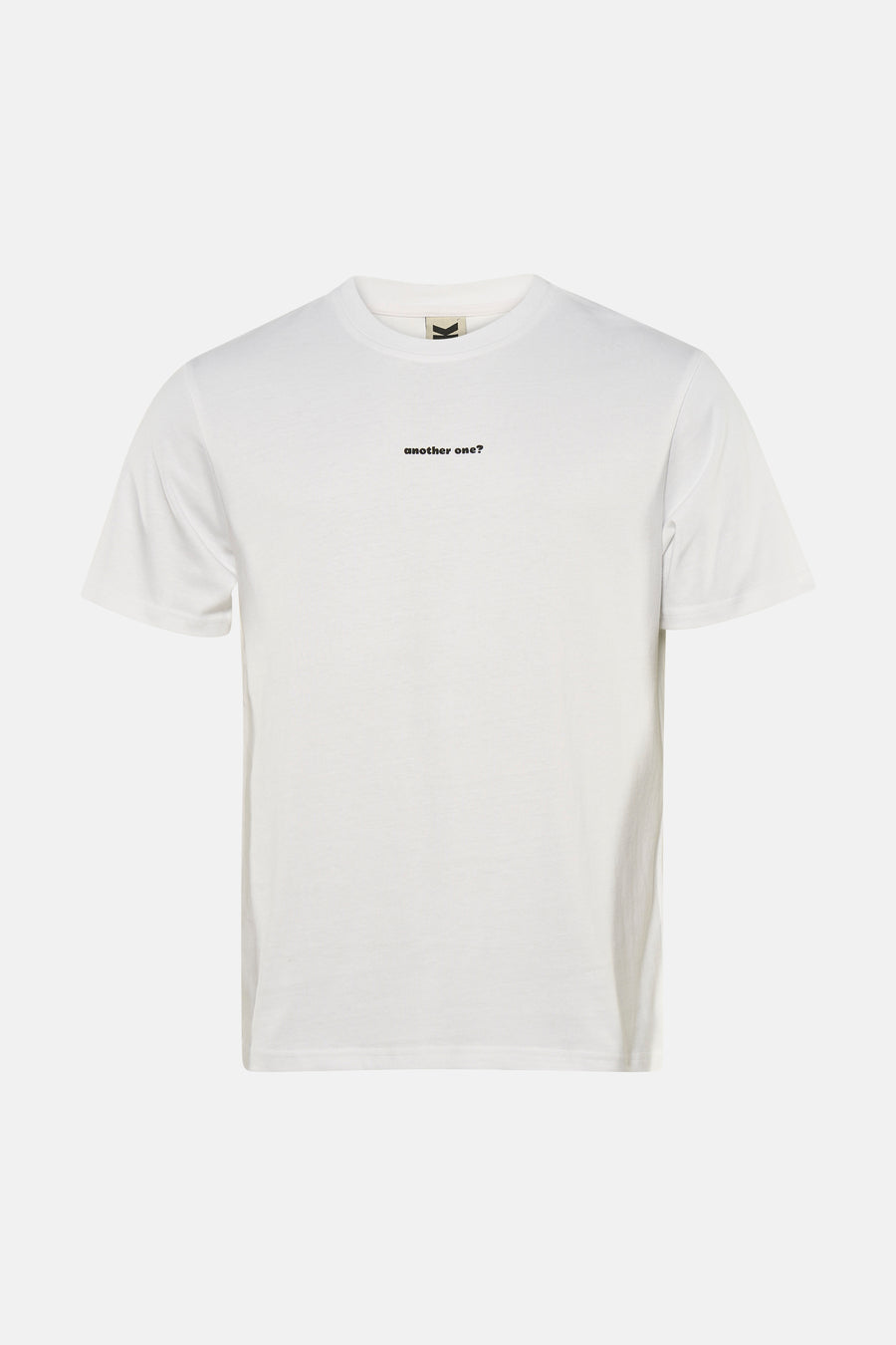 Wit T-shirt van KAOTIKO met korte mouwen en een kleine zwarte tekstprint op de borst.