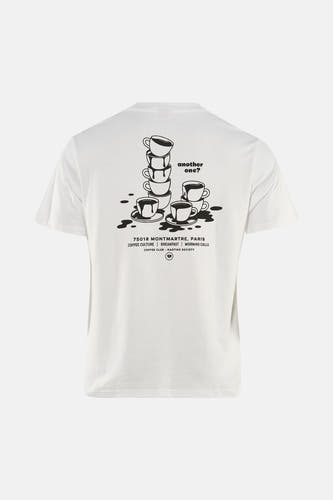 Wit T-shirt van KAOTIKO met zwarte koffiekopjesprint op de rug en de tekst "another one?".
